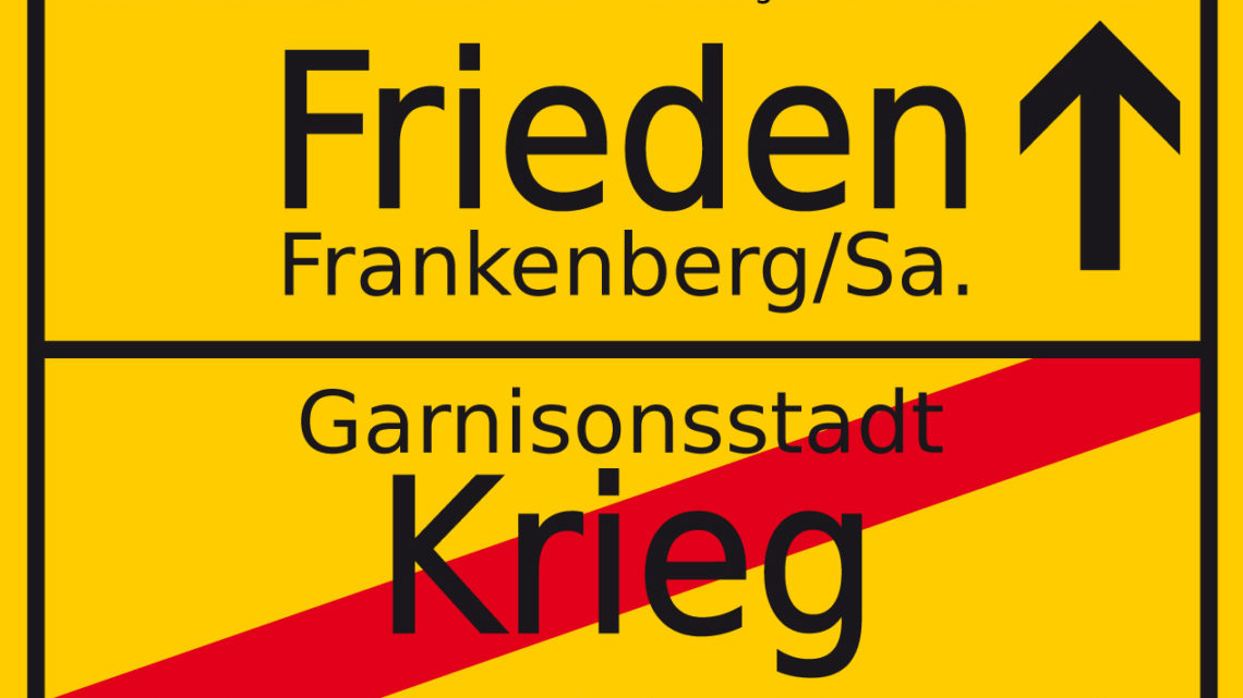 Ortseingangssschild geteilt, oben Frieden Frankenberg/Sa, unten Garnisonsstadt Krieg
