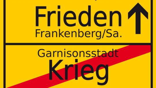 Ortseingangssschild geteilt, oben Frieden Frankenberg/Sa, unten Garnisonsstadt Krieg